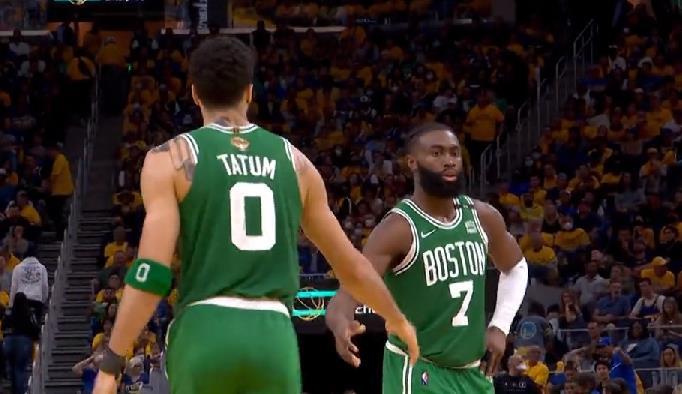 塔图姆关键球能力尽显,凯尔特人加时险胜雄鹿抢占主动权  塔图姆关键球能力尽显,凯尔特人加时险胜雄鹿抢占主动权